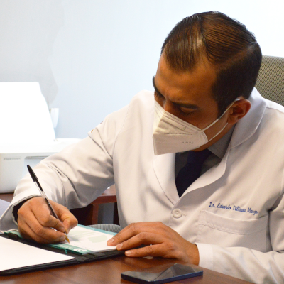 Dr. Eduardo Villanueva Manzo En consulta